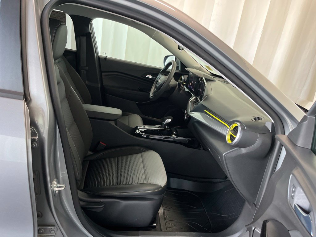 Used 2024 Chevrolet Trax LT FWD image 18