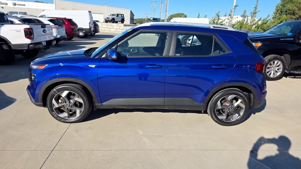 Used 2022 Hyundai Venue SEL FWD image 2