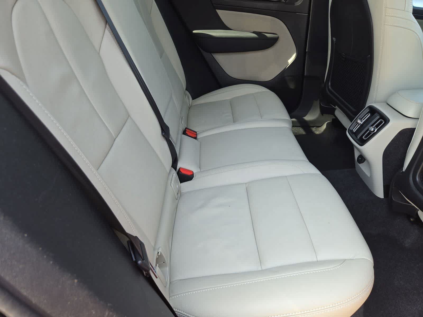 Used 2022 Volvo XC40 T4 Momentum FWD image 18