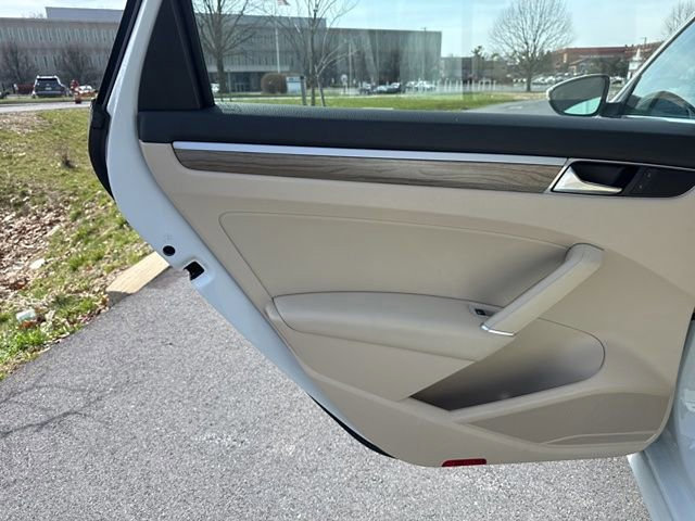 Used 2017 Volkswagen Passat 1.8T SEL Premium image 16