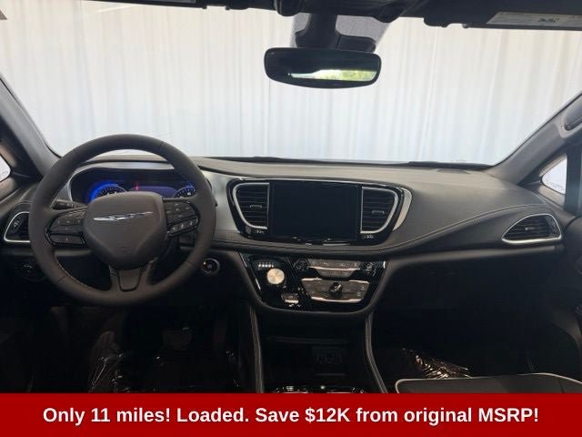 Used 2025 Chrysler Pacifica Limited FWD image 3