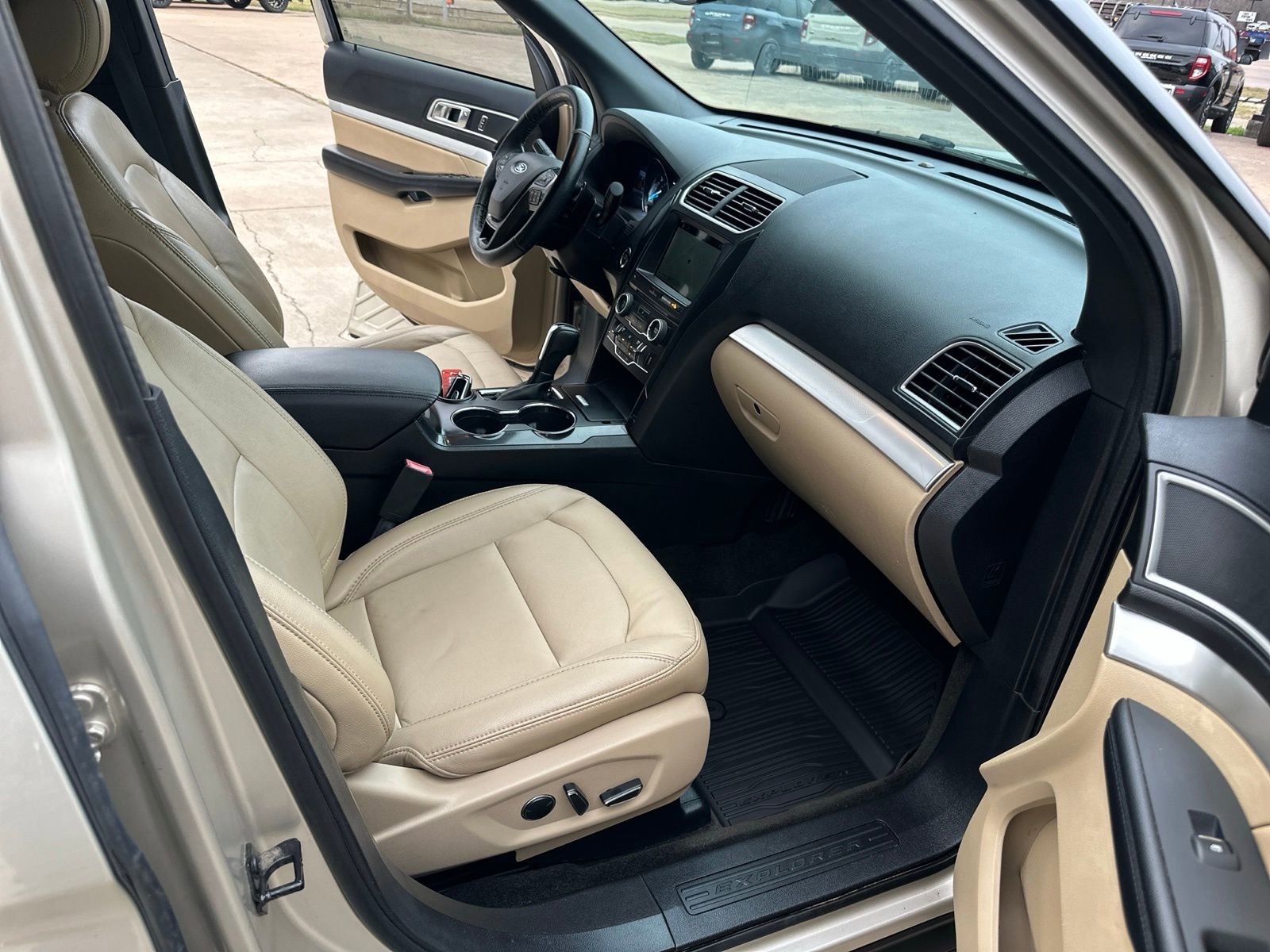 Used 2017 Ford Explorer XLT w/ Equipment Group 202A image 33