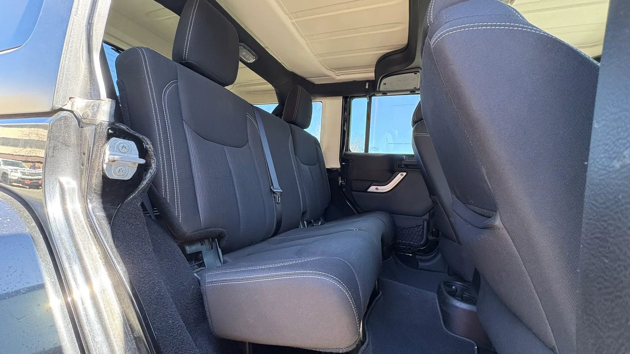 Used 2016 Jeep Wrangler Unlimited Sahara w/ Connectivity Group image 27