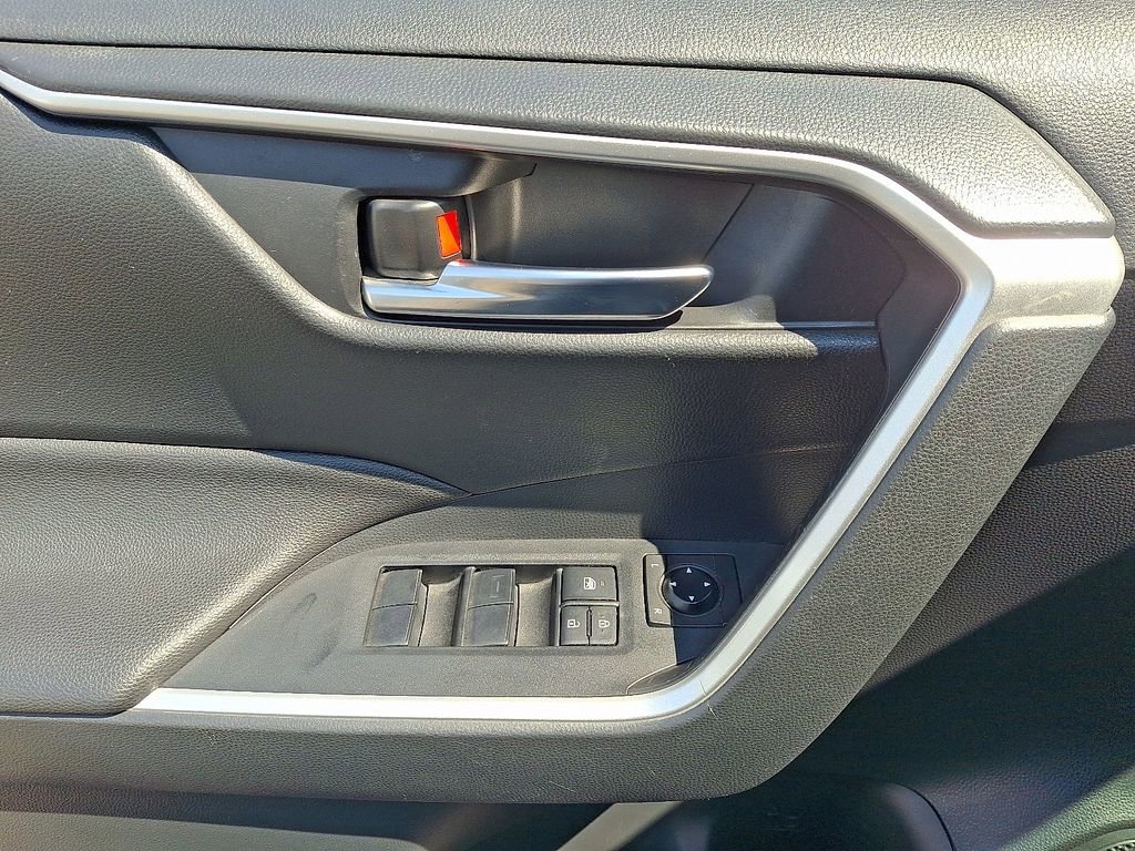 Used 2019 Toyota RAV4 XLE AWD/4WD image 13