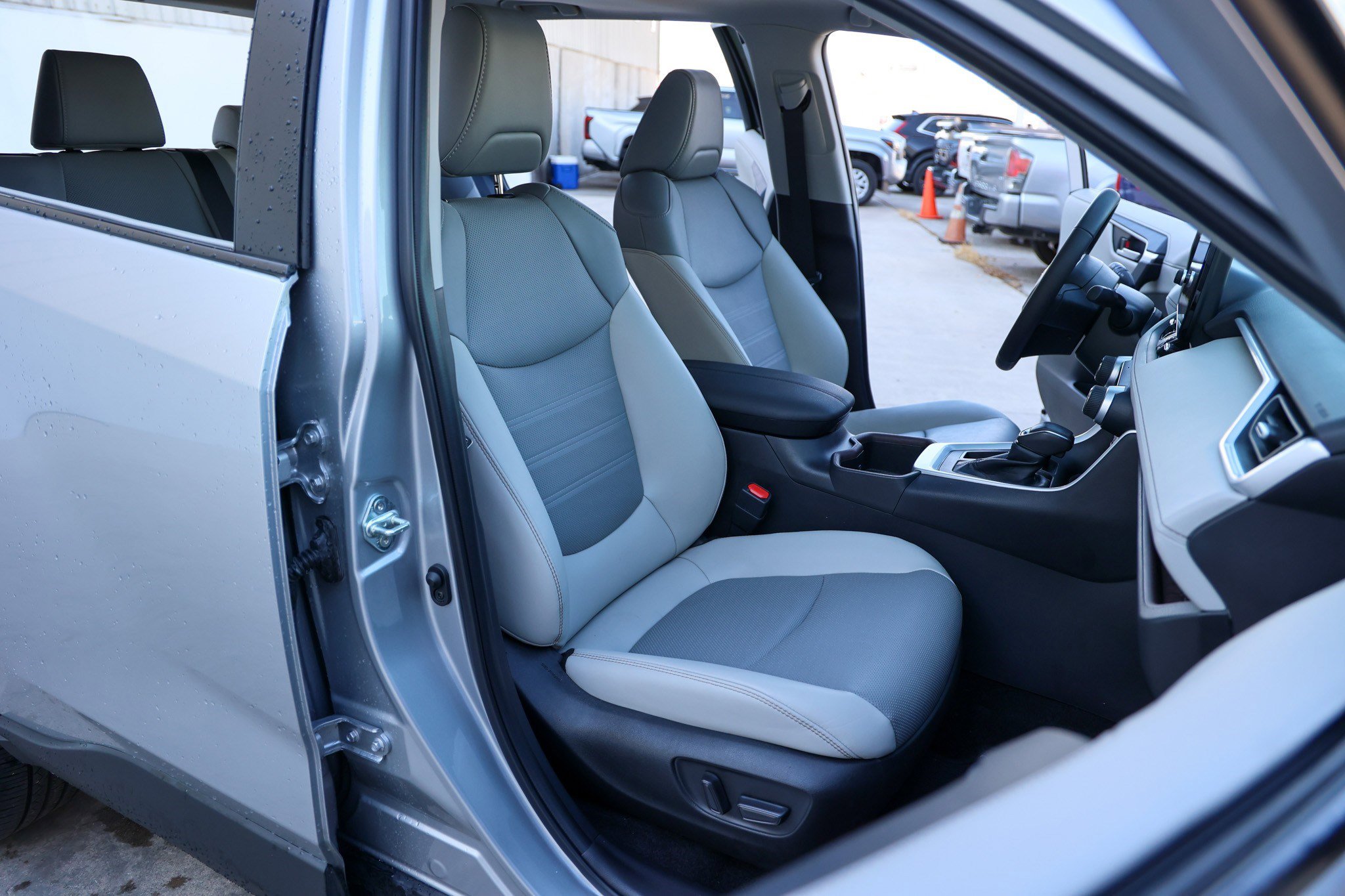 Used 2023 Toyota RAV4 Limited image 45