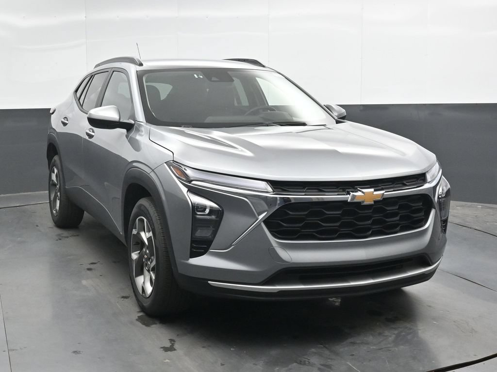 Used 2025 Chevrolet Trax LT w/ LT Convenience Package FWD image 4