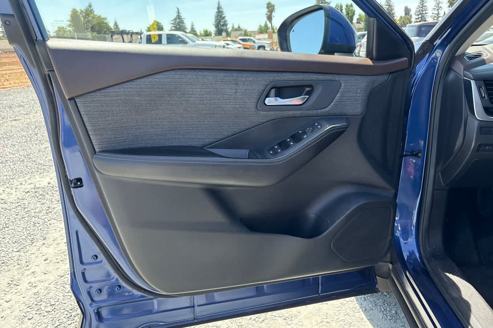 Used 2023 Nissan Rogue SV FWD image 15