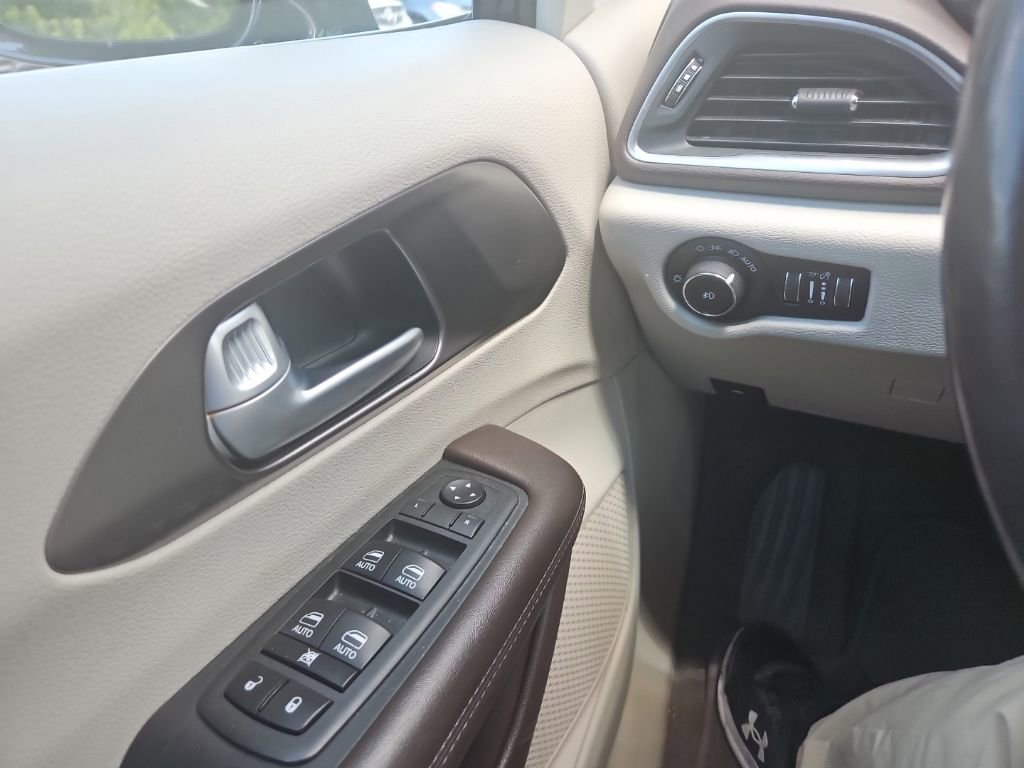 Used 2018 Chrysler Pacifica Touring-L Plus FWD image 19