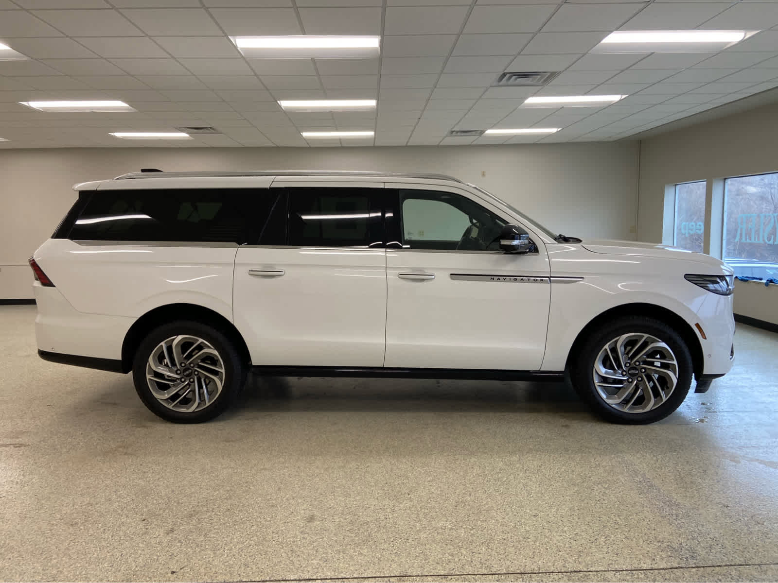 Used 2025 Lincoln Navigator L Reserve AWD/4WD image 6