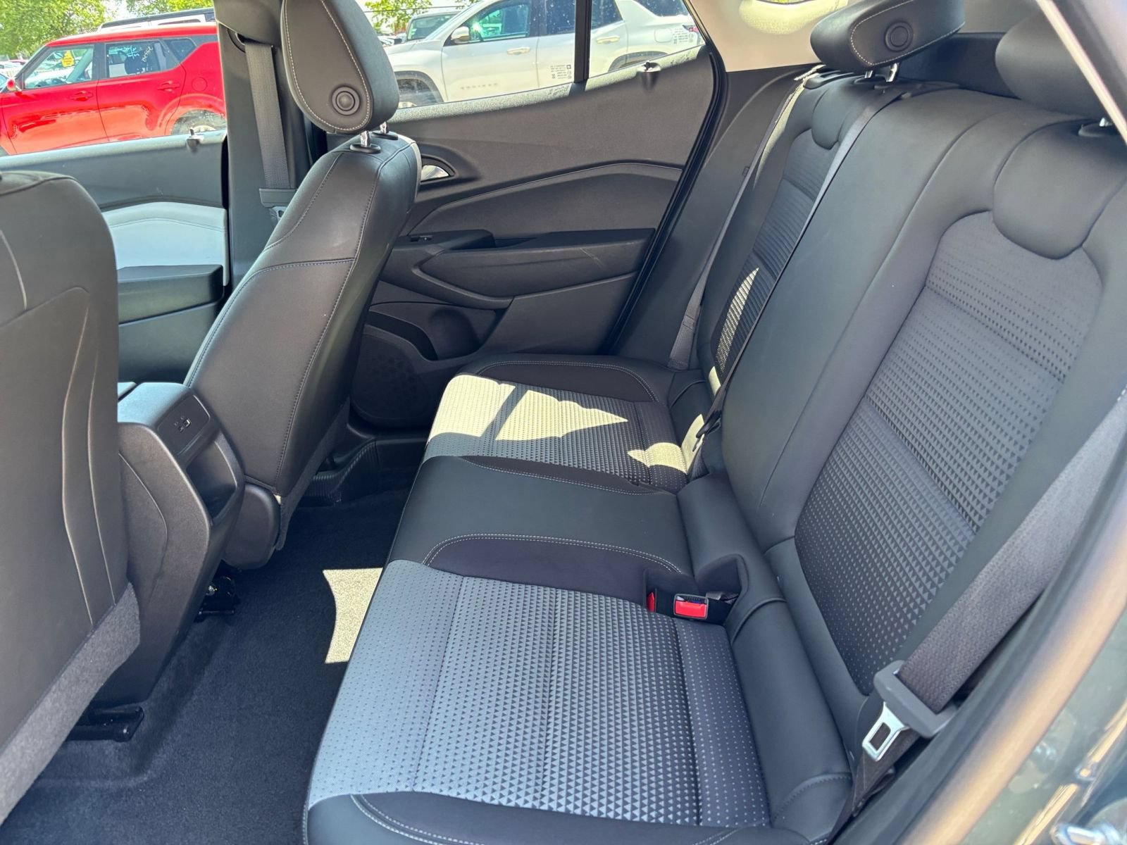 Used 2025 Chevrolet Trax LT w/ LT Convenience Package FWD image 23