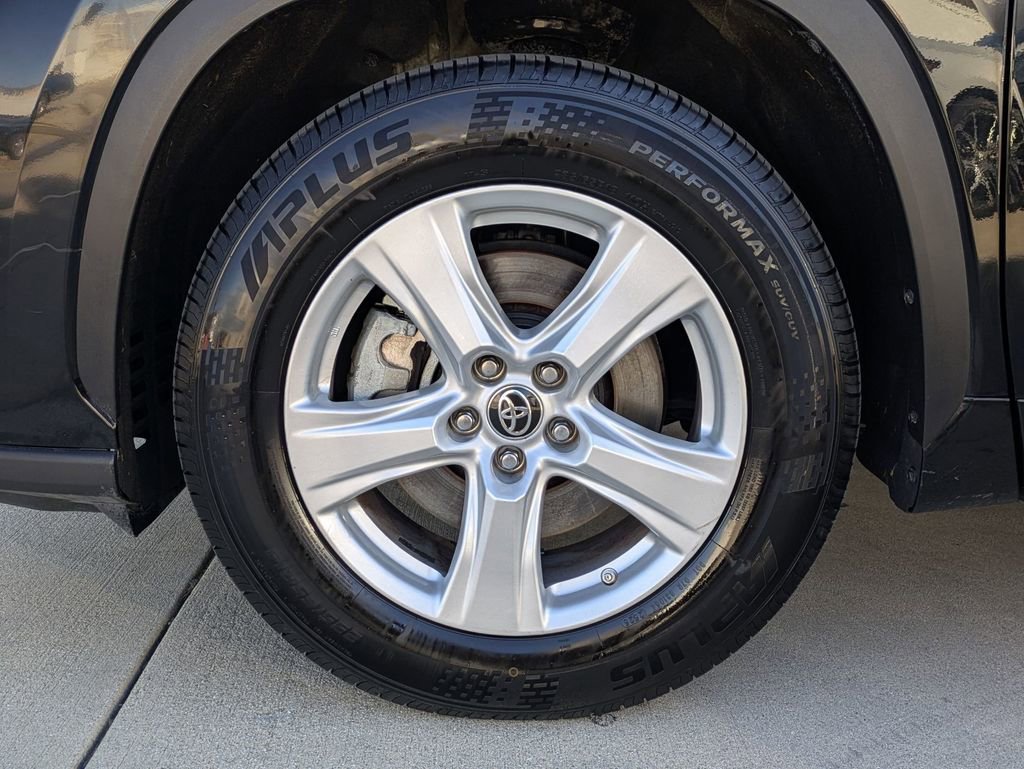 Used 2024 Toyota Highlander LE image 31