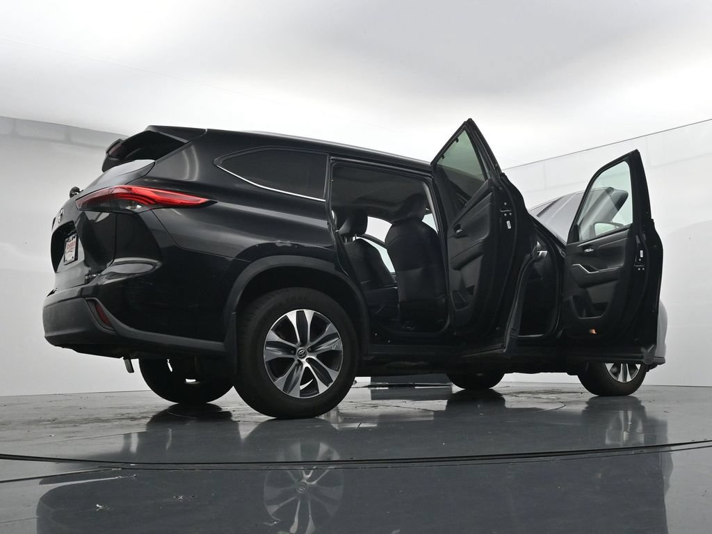 Used 2023 Toyota Highlander XLE AWD/4WD image 43