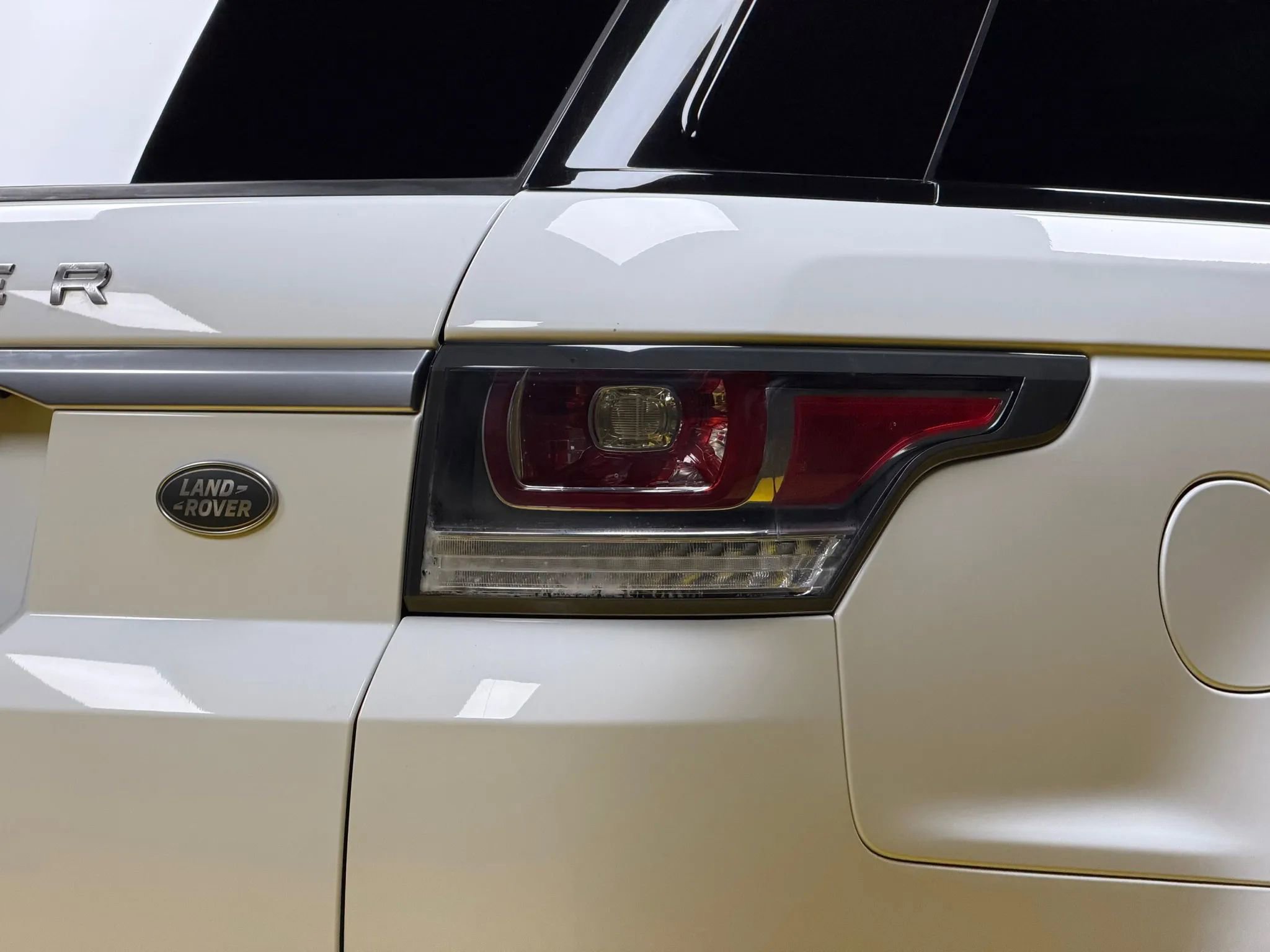 Used 2014 Land Rover Range Rover Sport SE image 52