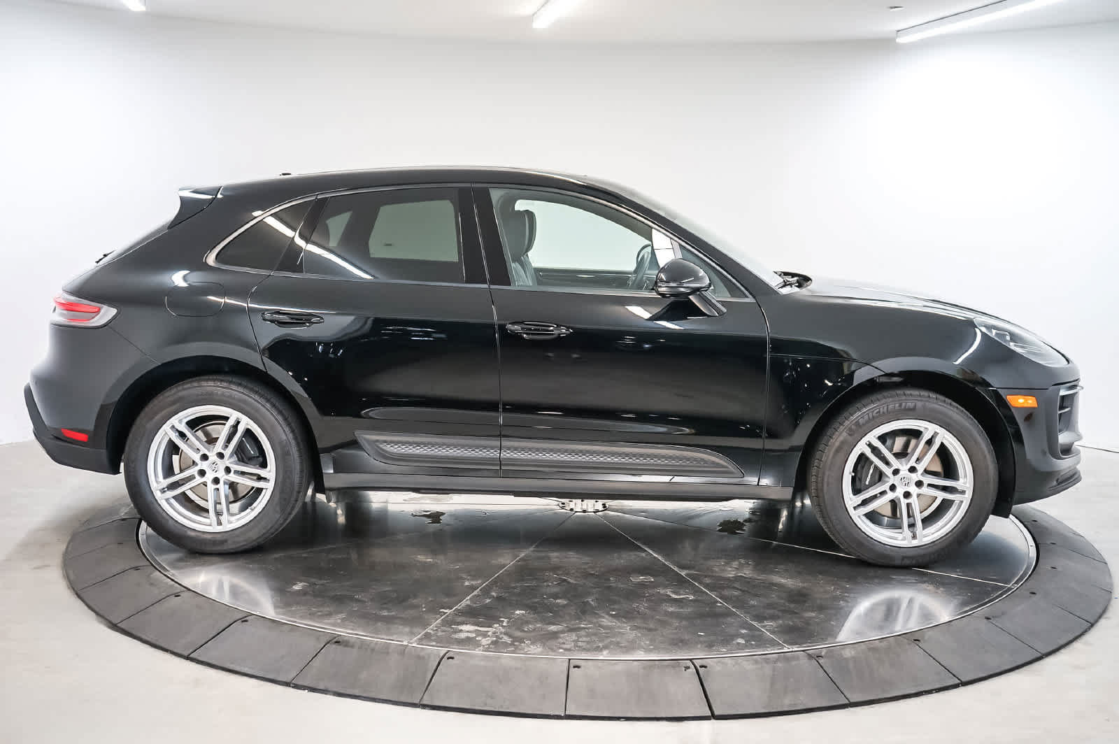 Certified 2026 Porsche Macan AWD/4WD image 6