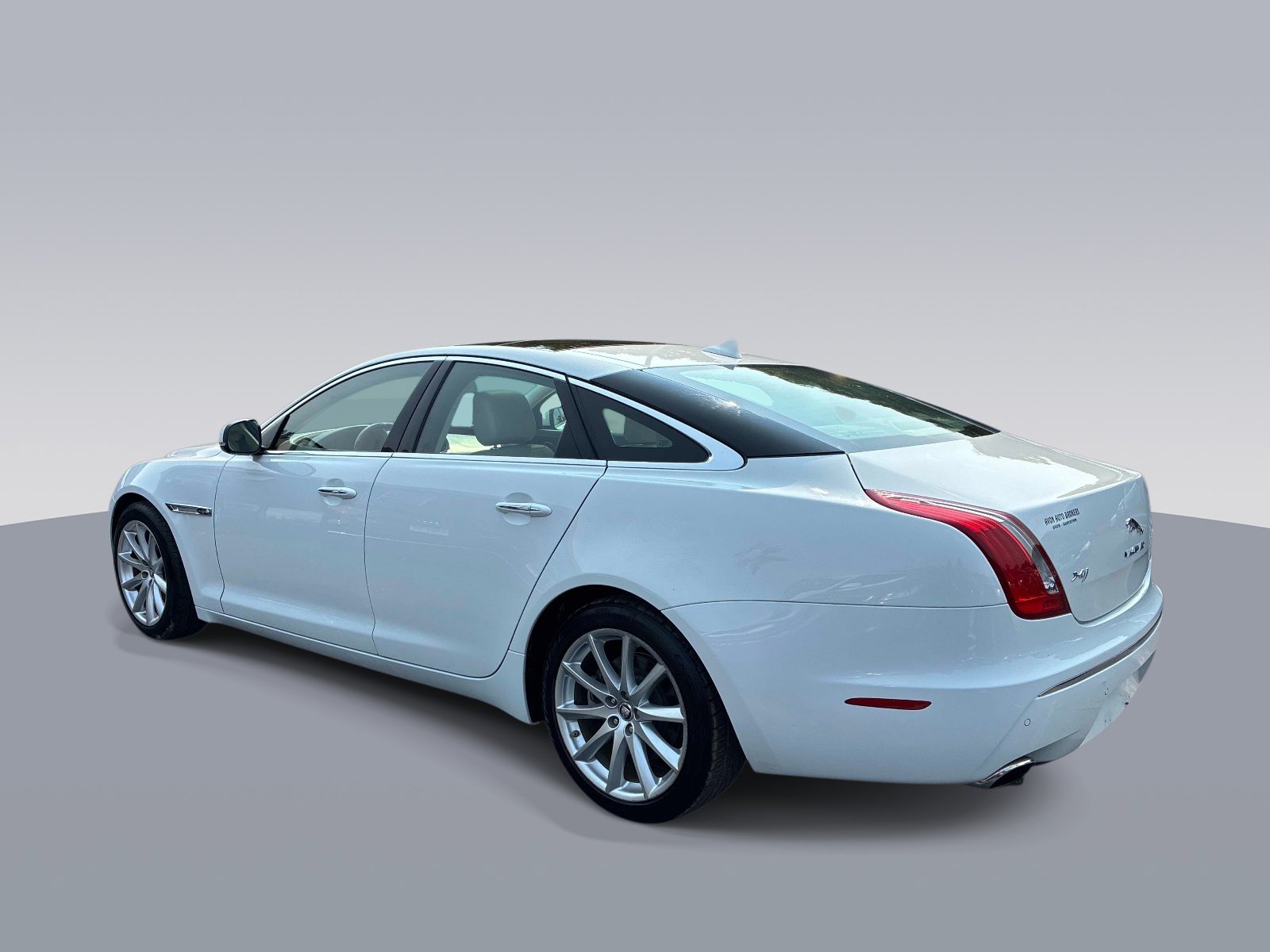 Used 2013 Jaguar XJ RWD image 5