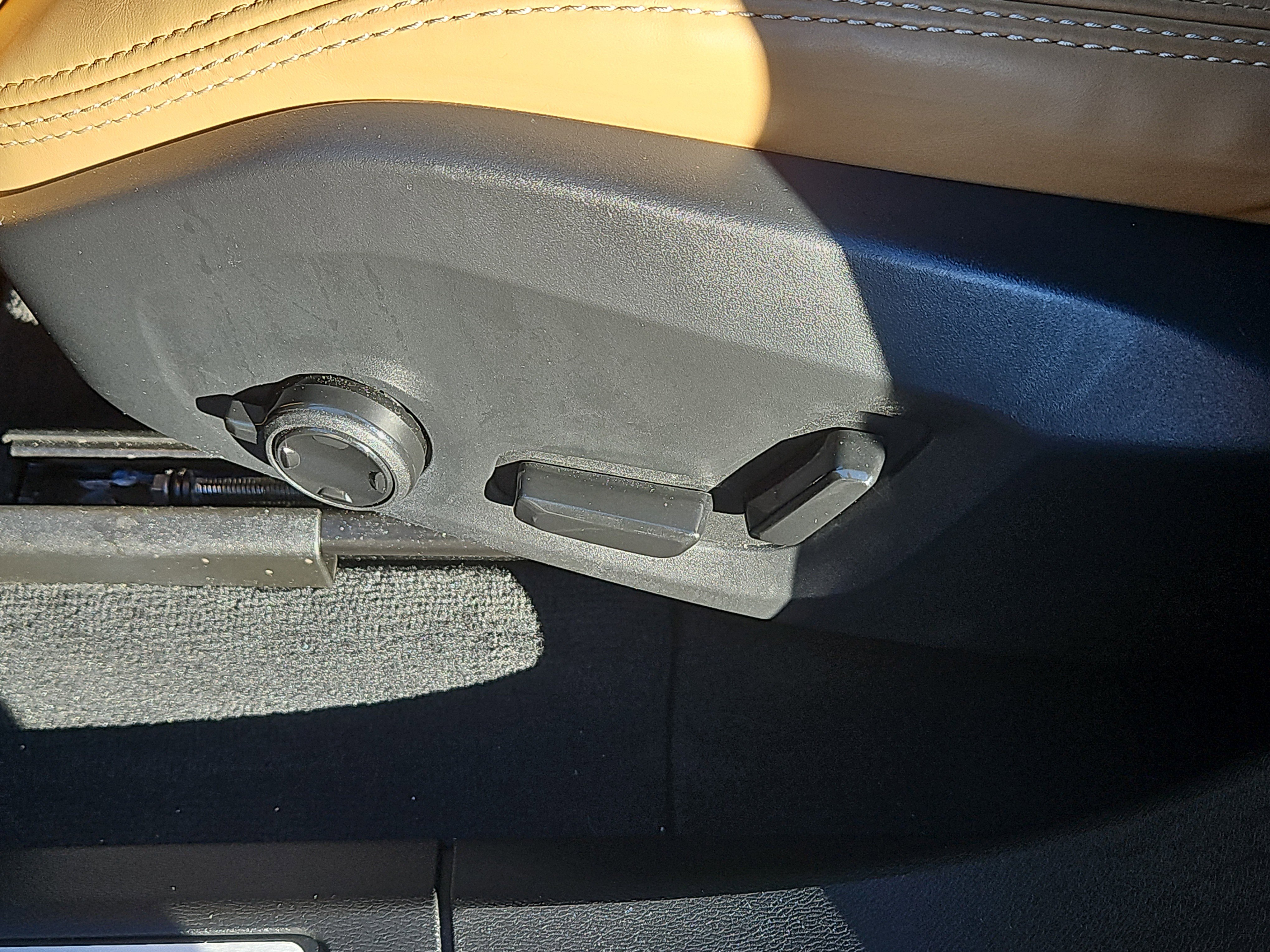 Used 2025 Volvo XC60 B5 Ultra w/ Protection Package Premier image 18