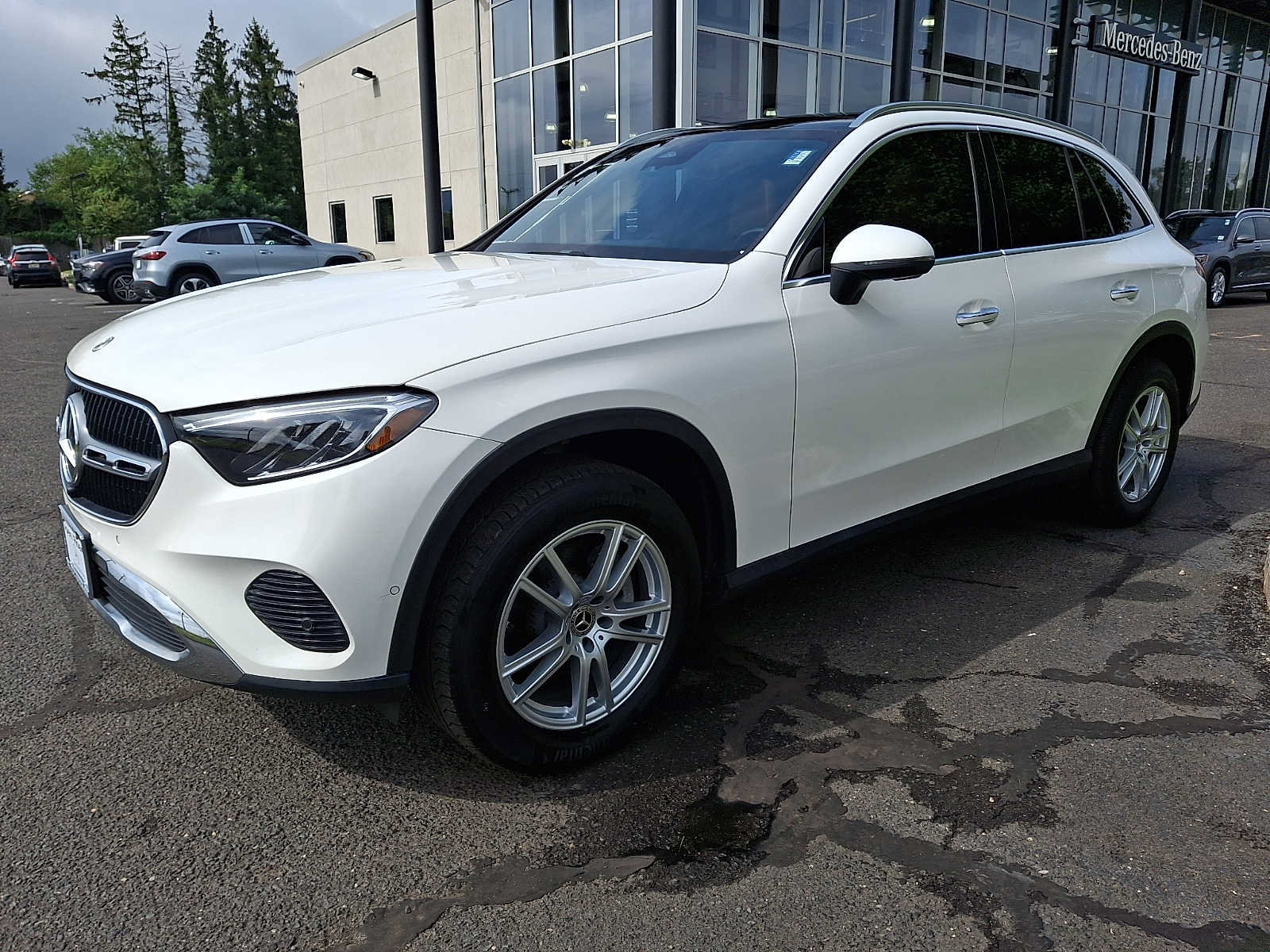 Used 2023 Mercedes-Benz GLC 300 4MATIC image 2
