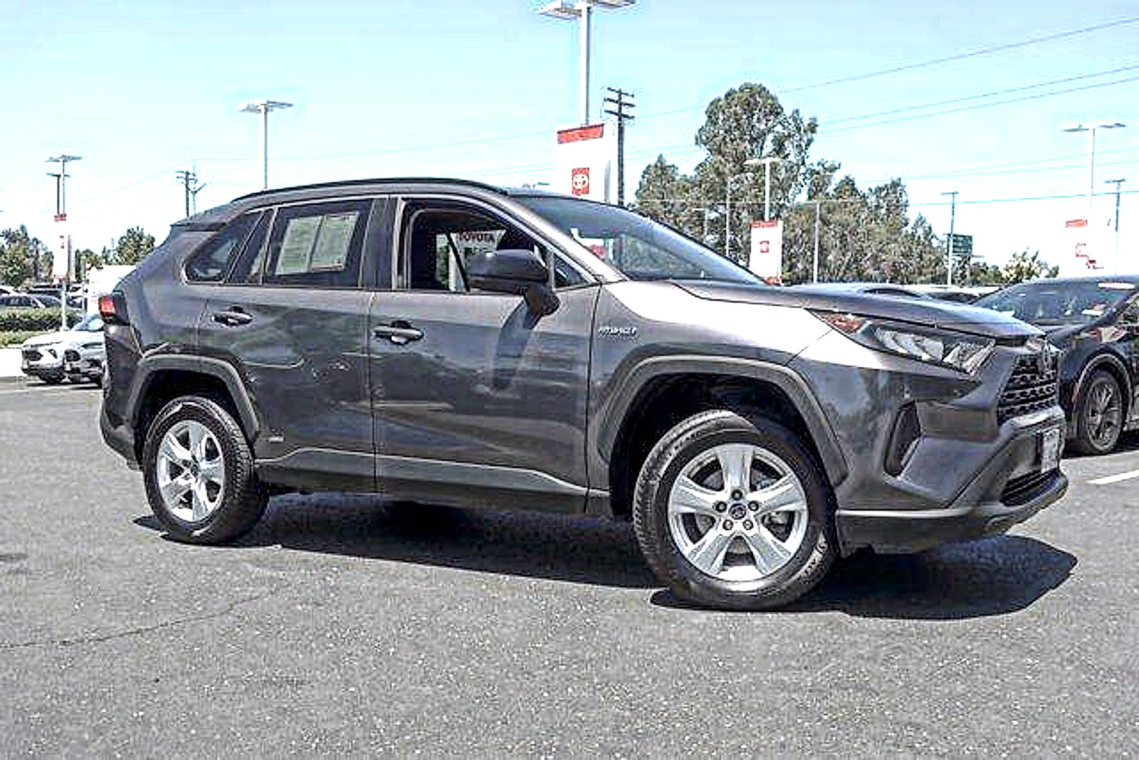 Used 2021 Toyota RAV4 LE AWD/4WD image 4