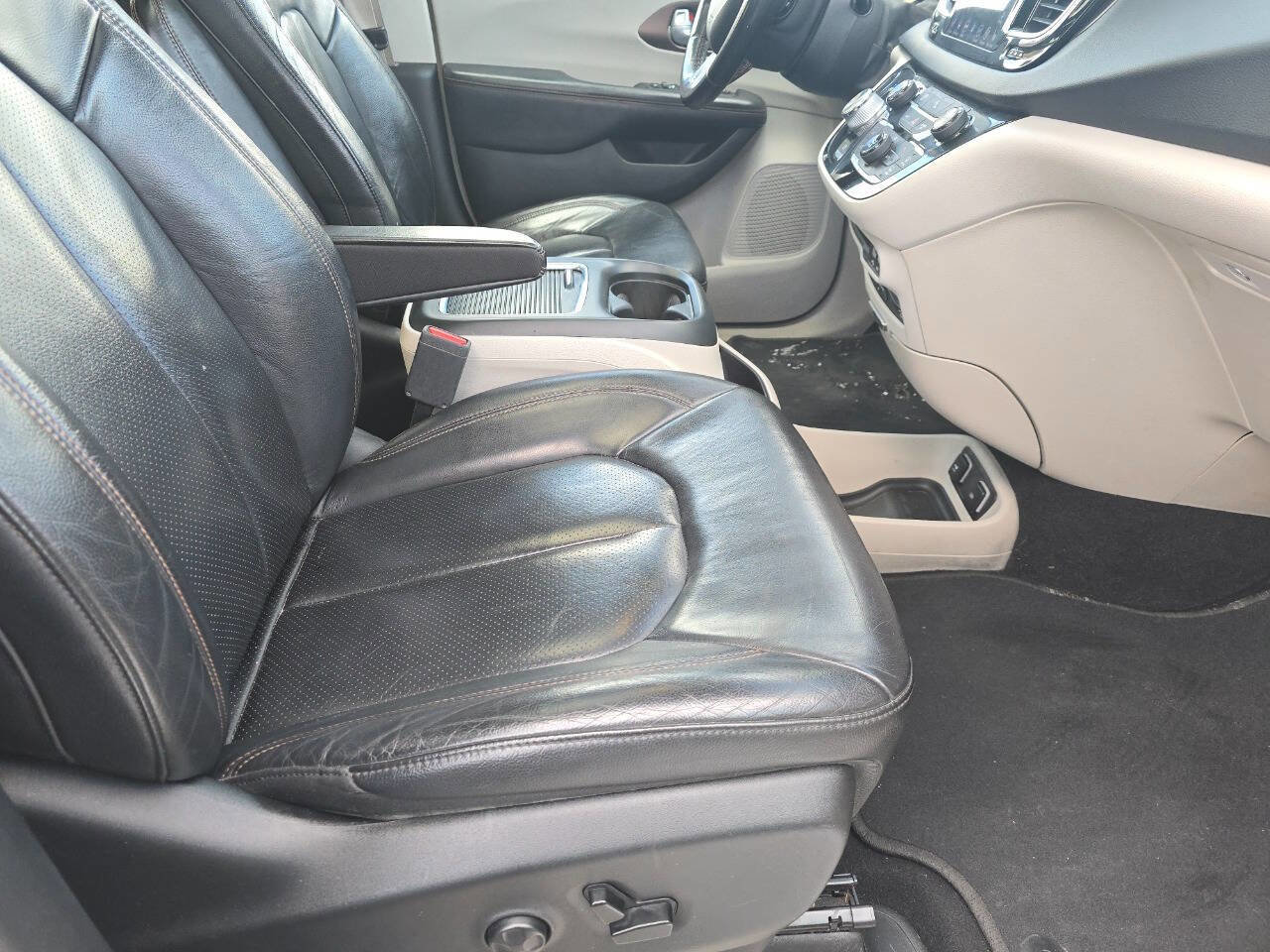 Used 2018 Chrysler Pacifica Touring-L Plus image 18