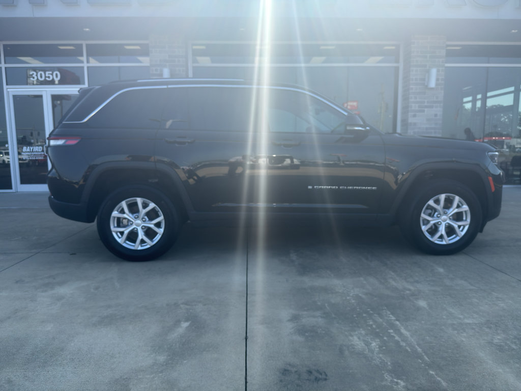 Used 2023 Jeep Grand Cherokee Limited AWD/4WD image 7