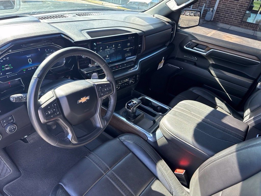 Used 2024 Chevrolet Silverado 1500 High Country w/ Technology Package AWD/4WD image 9