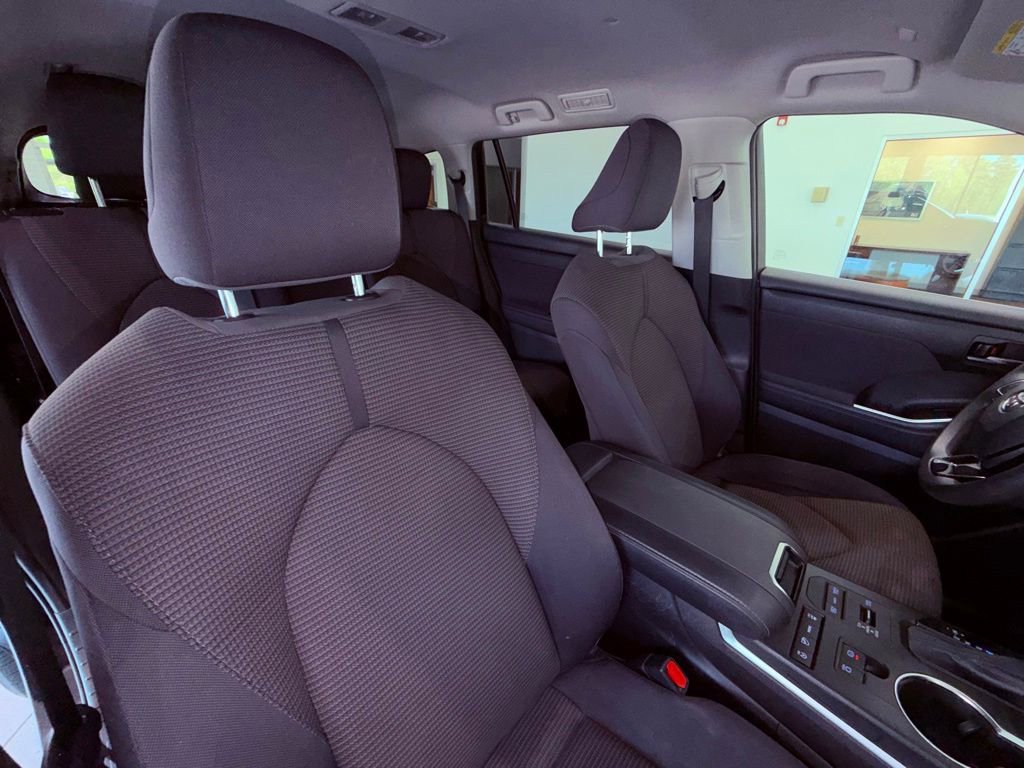 Used 2021 Toyota Highlander L AWD/4WD image 9