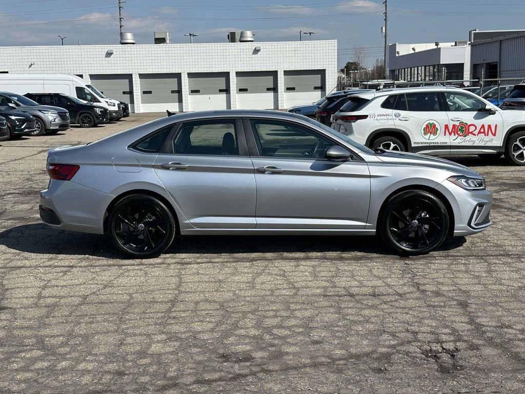 Used 2025 Volkswagen Jetta SE w/ Sunroof Package image 6