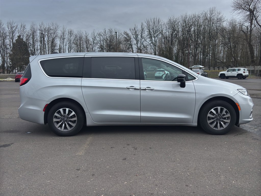 Used 2024 Chrysler Pacifica Select image 26