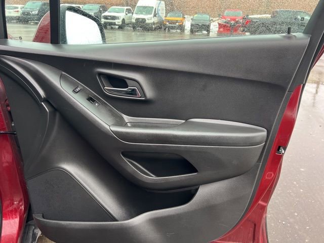 Used 2022 Chevrolet Trax LT w/ LT Convenience Package image 9