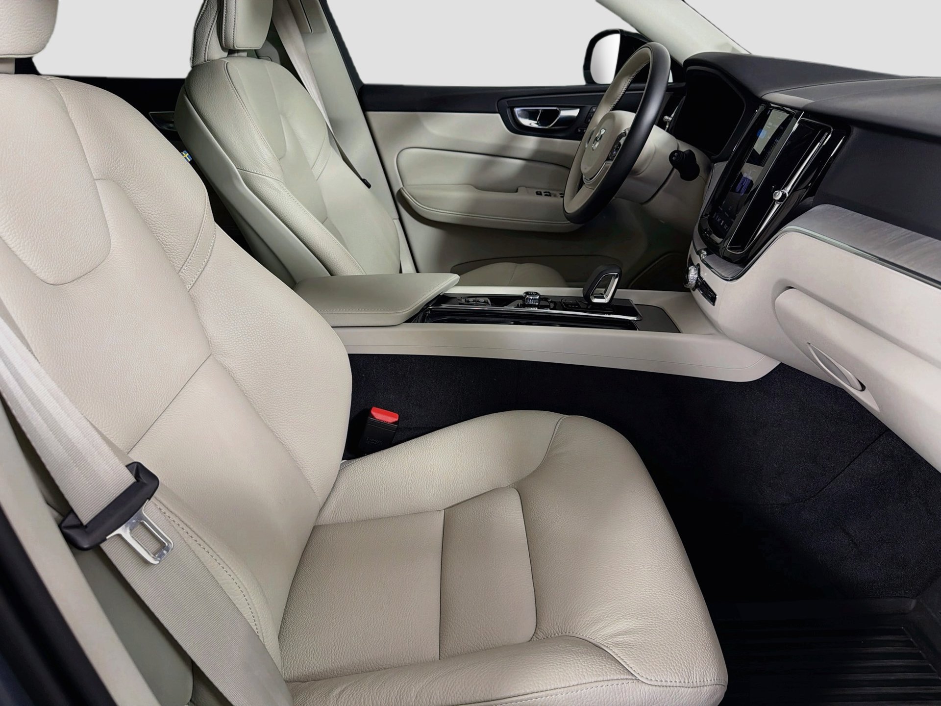 Certified 2024 Volvo XC60 T8 Plus w/ Protection Package Premier AWD/4WD image 27