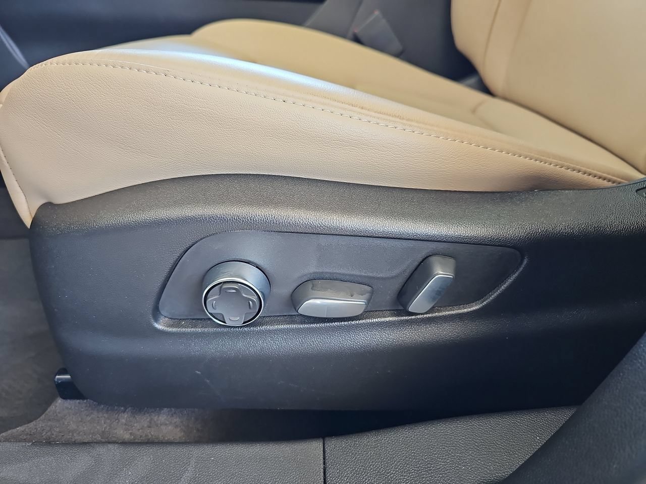 Certified 2024 Cadillac XT4 Premium Luxury w/ Cold Weather Package FWD image 31