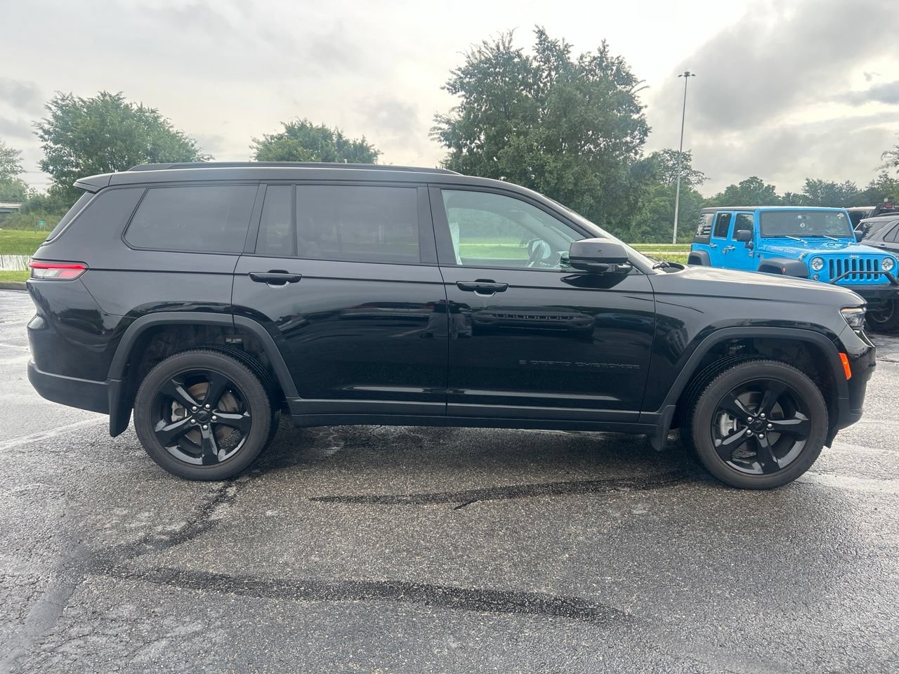 Used 2025 Jeep Grand Cherokee L Altitude AWD/4WD image 2