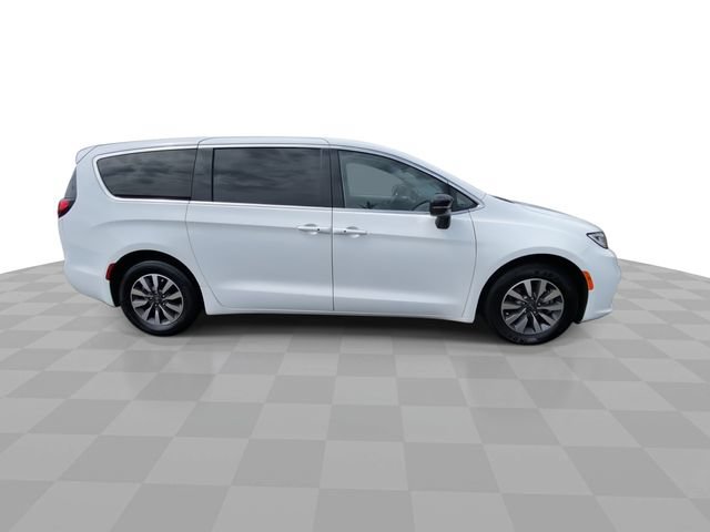 Used 2024 Chrysler Pacifica Limited FWD image 3