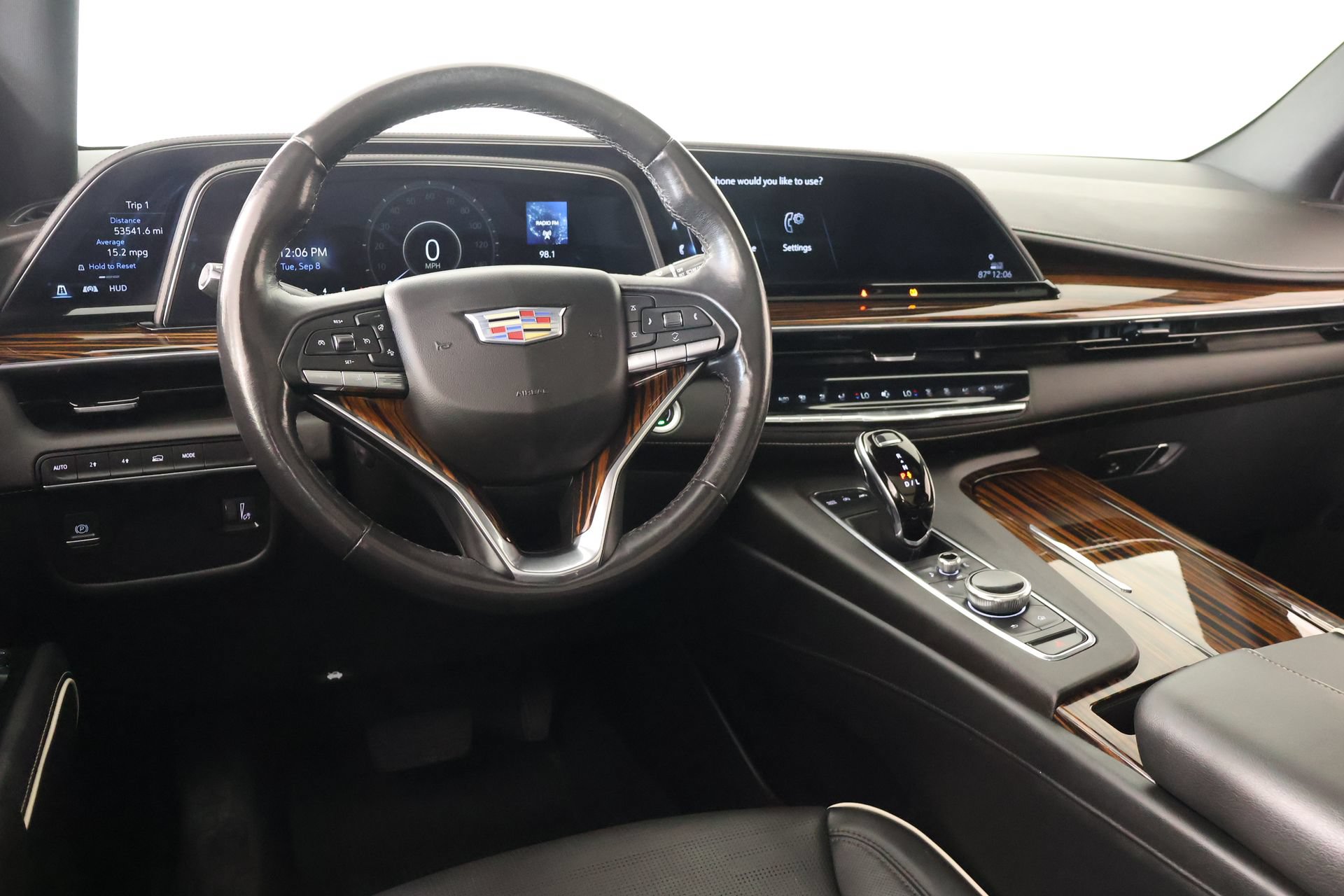 Used 2022 Cadillac Escalade Premium Luxury AWD/4WD image 2