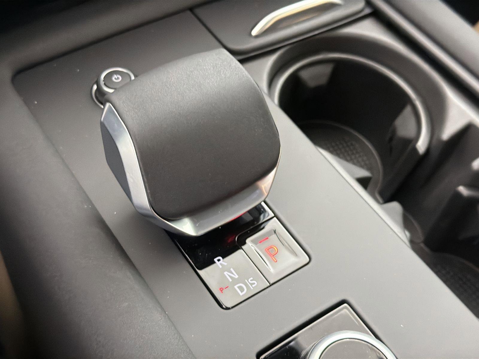 New 2026 Land Rover Discovery Dynamic SE image 16