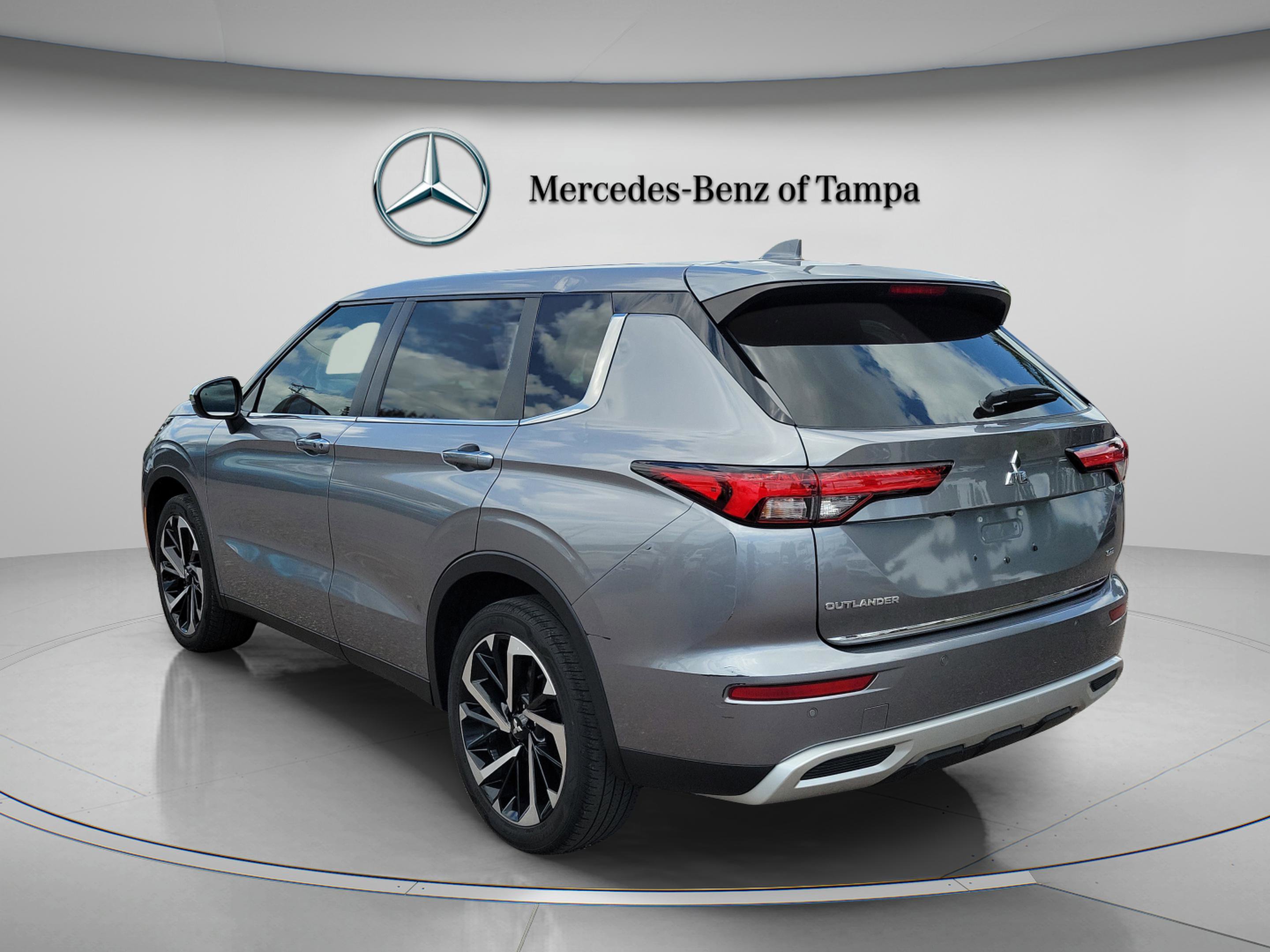 Used 2022 Mitsubishi Outlander SE image 2