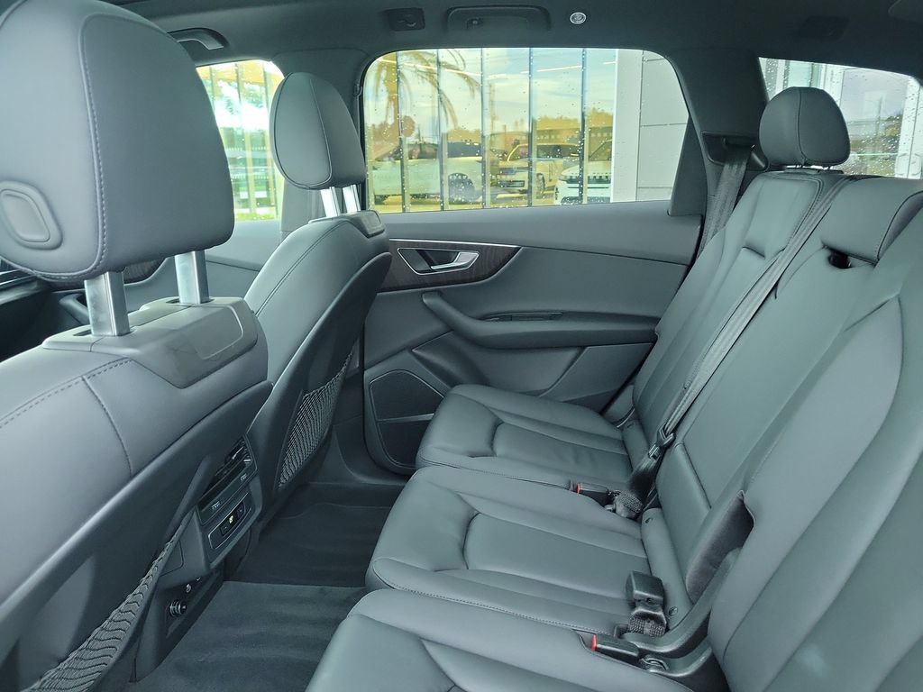 Used 2022 Audi Q7 3.0T Premium Plus w/ Premium Plus Package AWD/4WD image 16