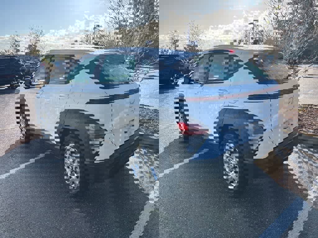 Used 2024 Hyundai Kona SE image 2