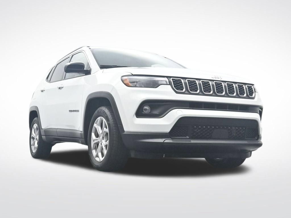 Used 2024 Jeep Compass Latitude image 32