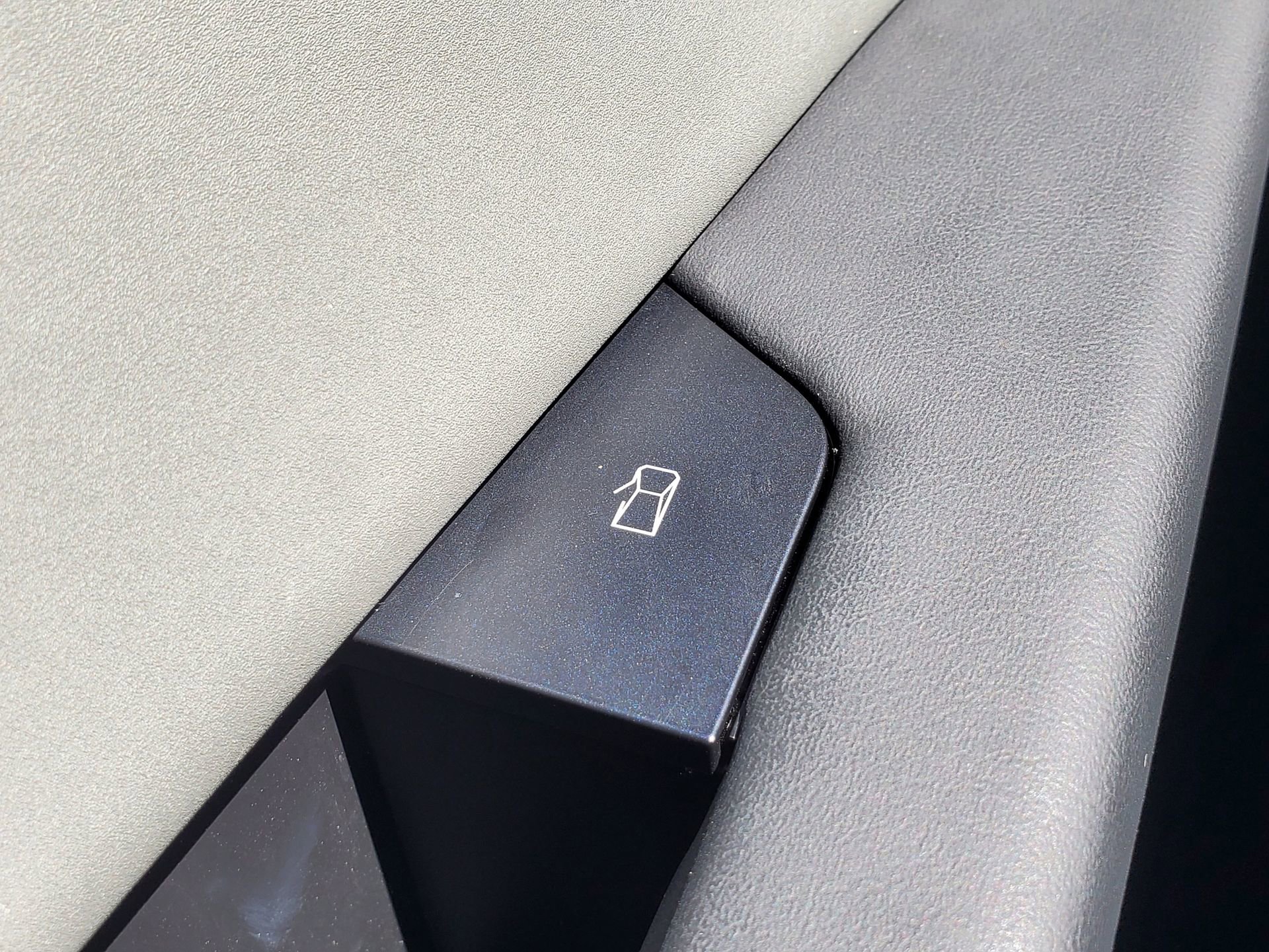 Used 2025 Tesla Cybertruck AWD Crew Cab image 16