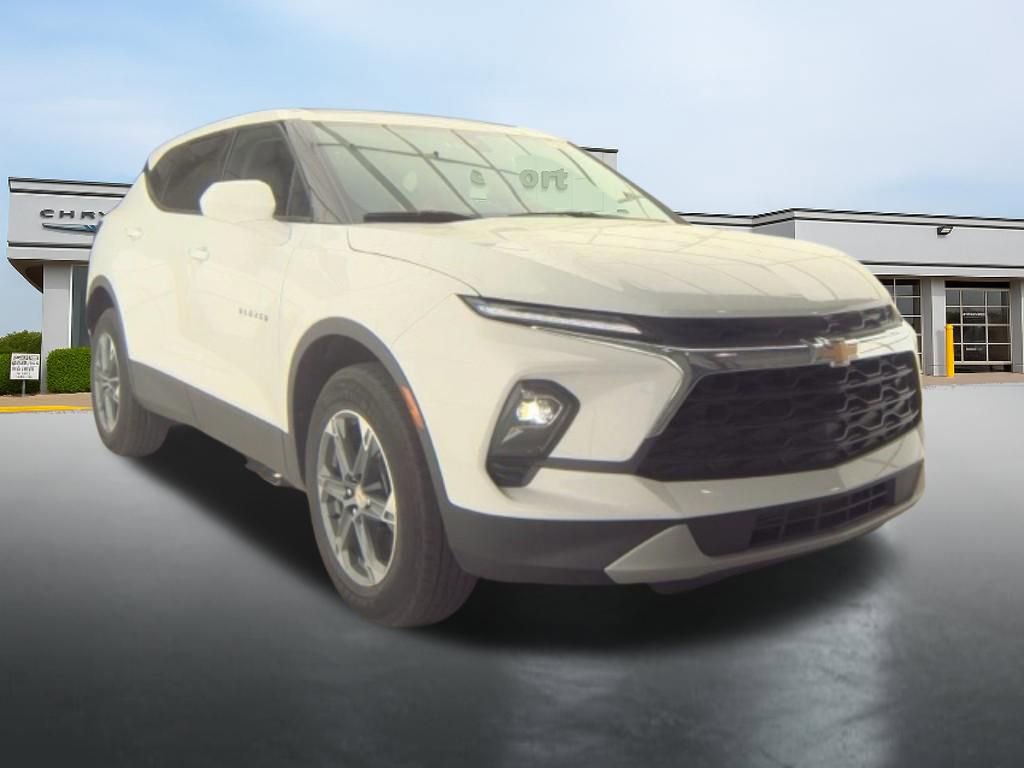 Used 2025 Chevrolet Blazer LT AWD/4WD image 2
