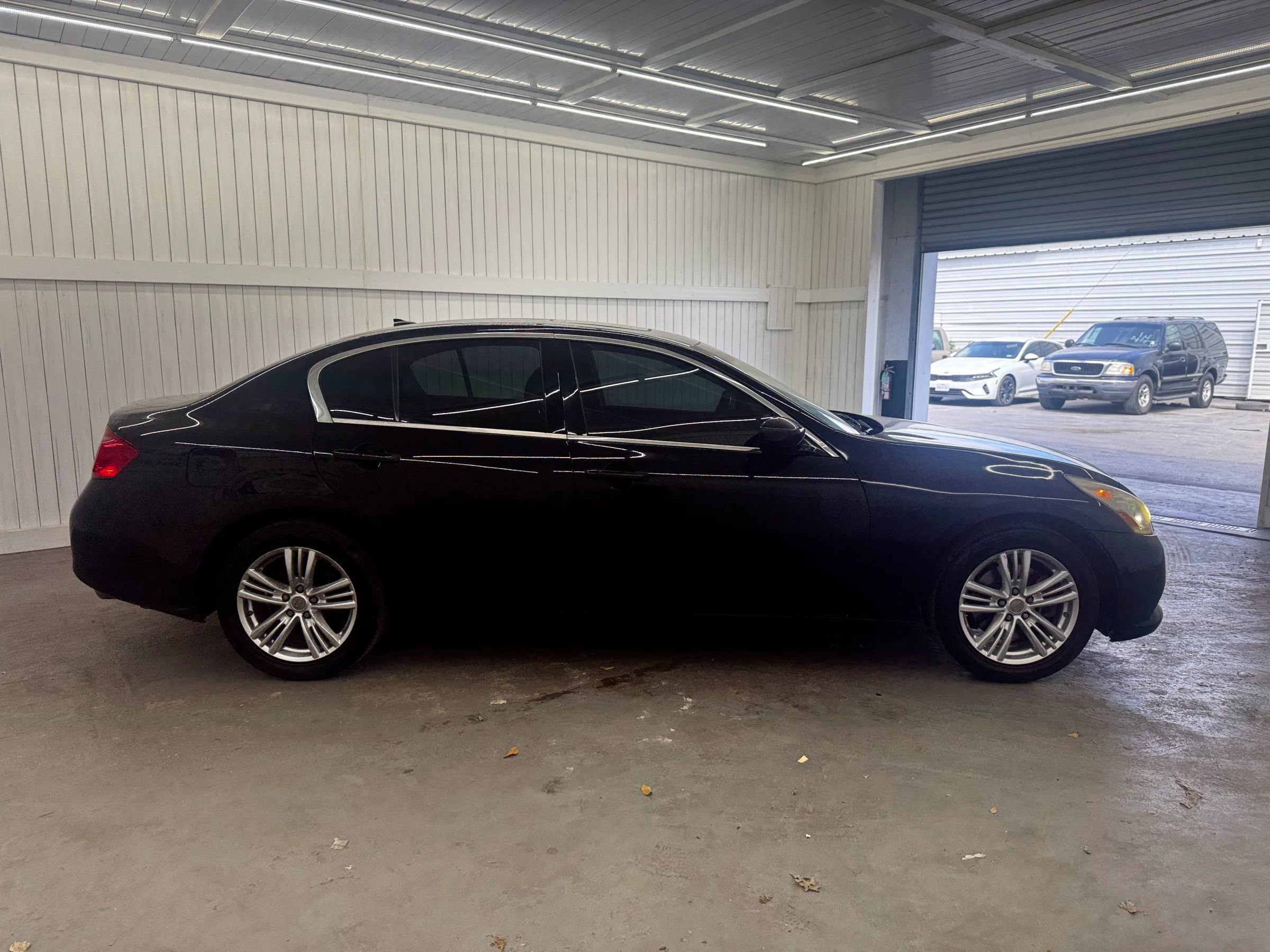 Used 2013 INFINITI G37 x Sedan w/ Premium Pkg image 4