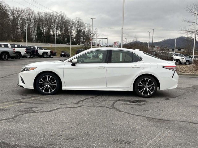 Used 2019 Toyota Camry SE image 2