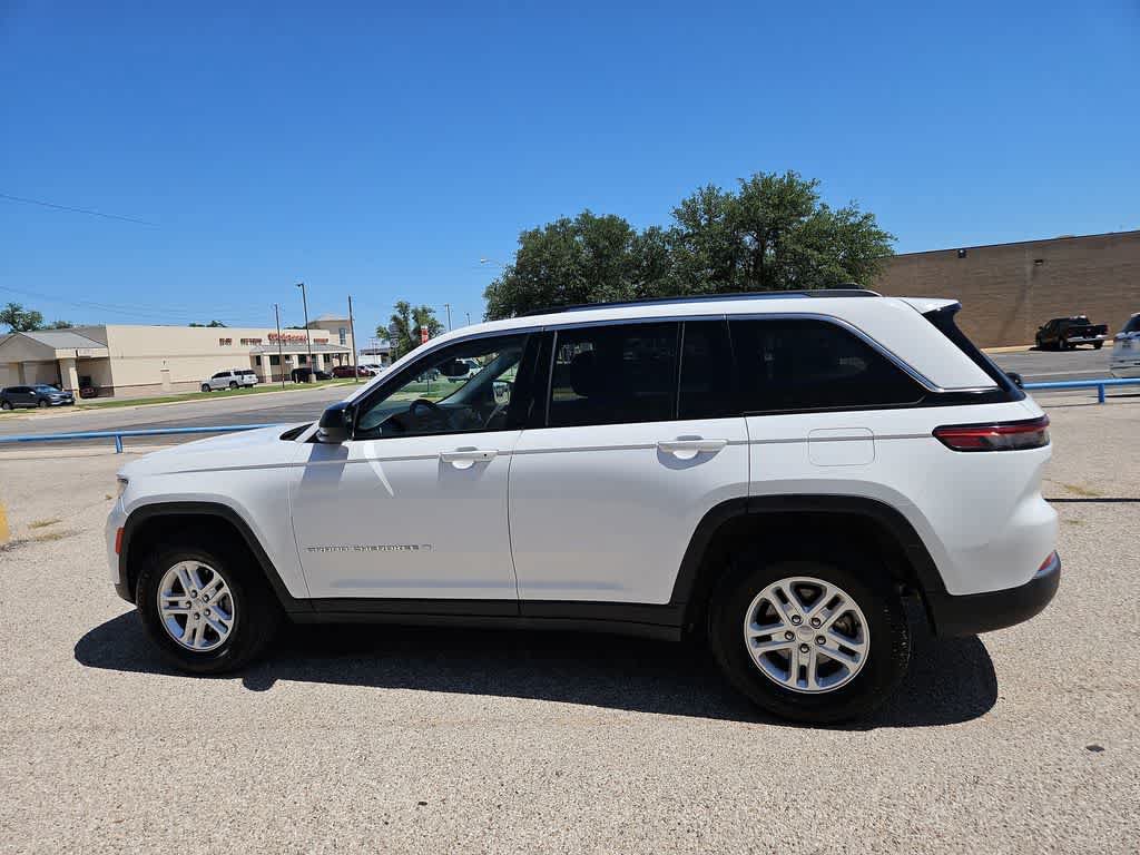 Used 2024 Jeep Grand Cherokee Laredo AWD/4WD image 5