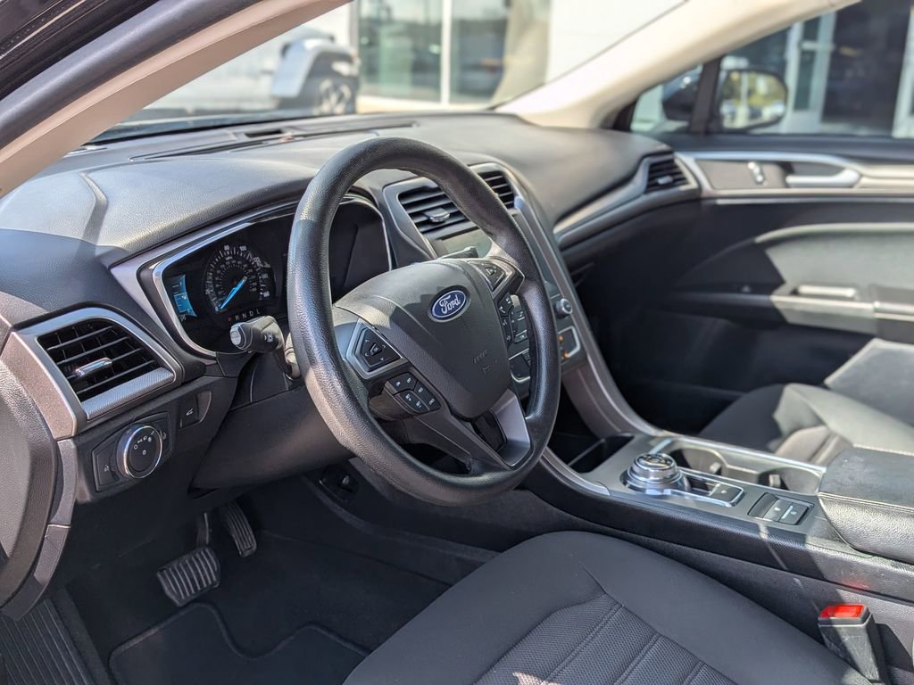 Used 2020 Ford Fusion SE image 12