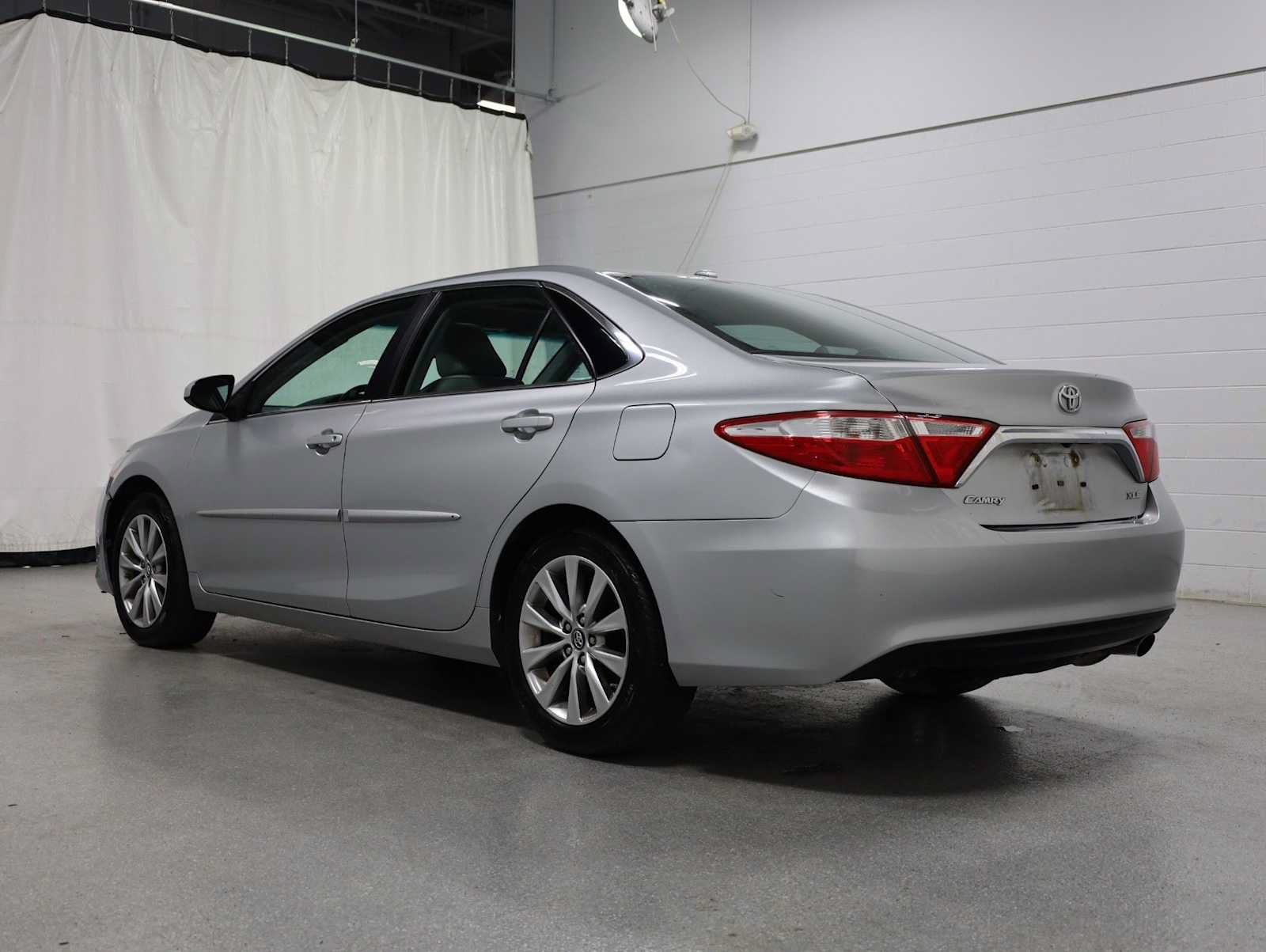 Used 2017 Toyota Camry XLE w/ Moonroof Package FWD image 3