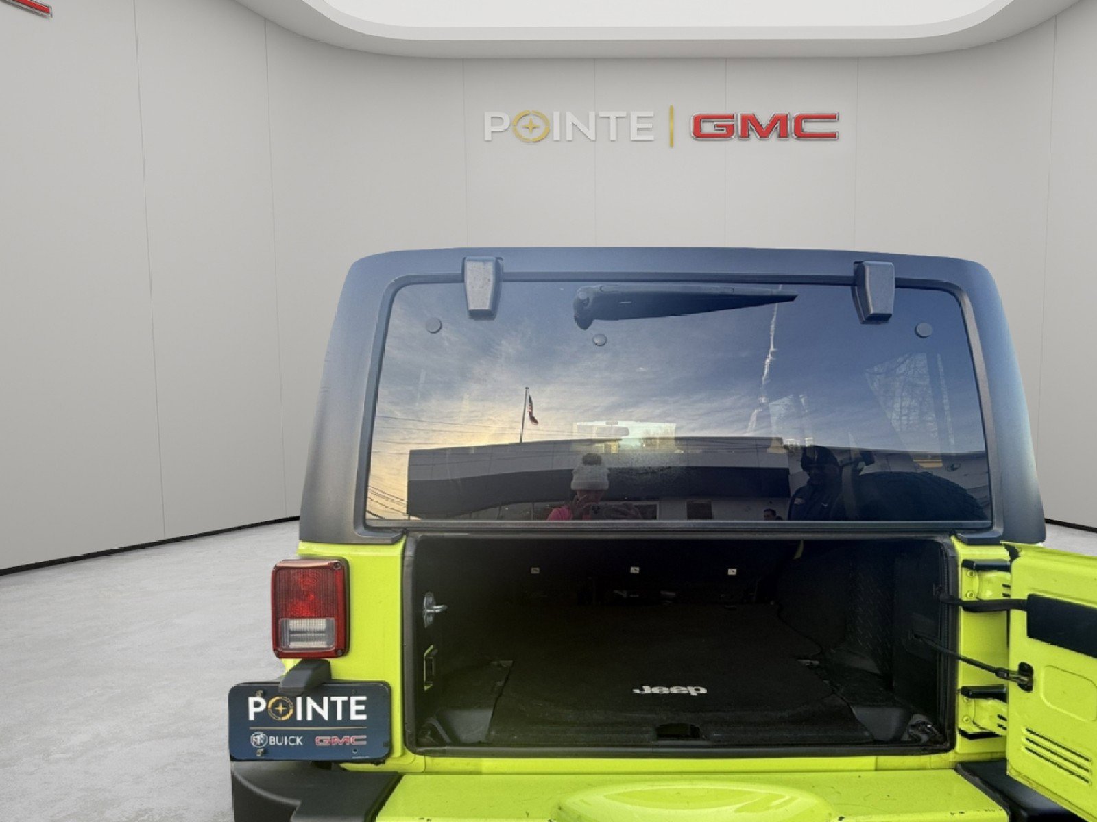 Used 2016 Jeep Wrangler Unlimited Sahara w/ Connectivity Group image 31