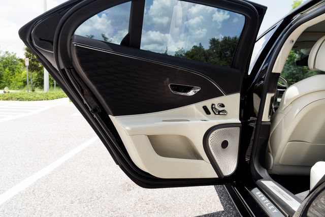 Used 2023 Bentley Flying Spur Azure AWD/4WD image 19