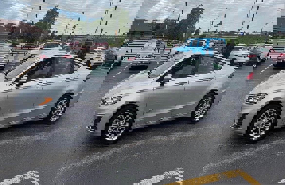 Used 2019 Ford Fusion SE image 3