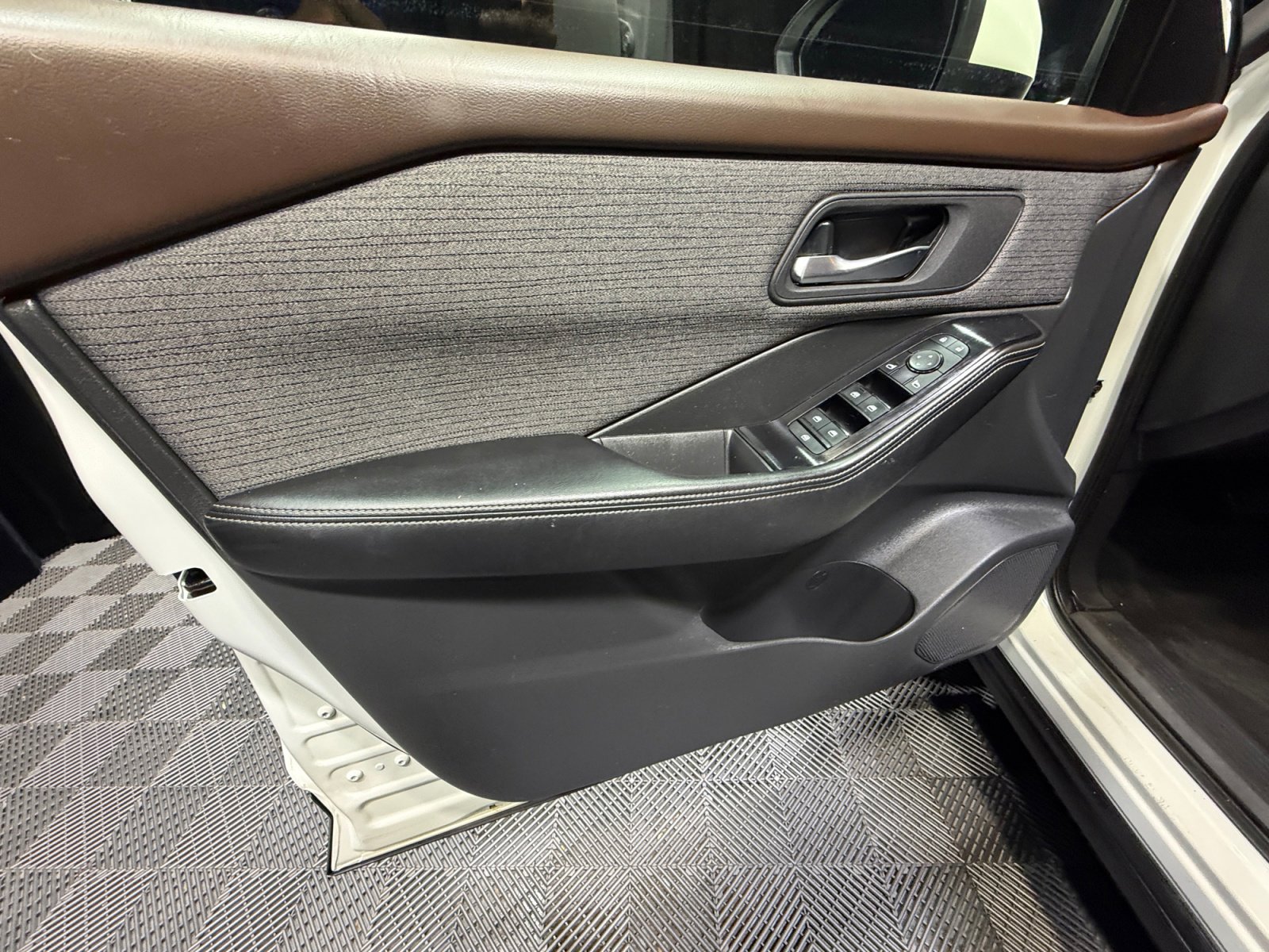 Used 2022 Nissan Rogue SV image 13